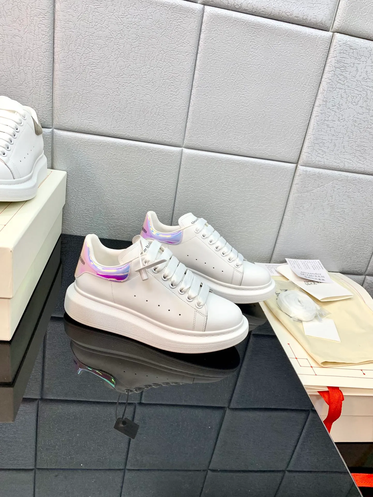 👟👟Ex-factory price 480👟👟 2022 latest upgraded version The latest McQueen white shoes original 1⃣: 1⃣ perfect replica ☑Deliver the latest counter full set of packaging 🎁Full series of color styles are constantly updated🥳🥳 🔺Fabric: Customized original matte silk cowhide 🔺Inner: imported water-dyed sheepskin lining/original customized soft cowhide cushion 🔺Feet: super clear high temperature air pressure logo➕soft latex pad 🔺Outsole: rubber T👟👟Ex-factory price U vacuum bottom/I👟👟Ex-factory price foam original bottom, thick bottom about 4cm 🔺Size: Female M34-40 Male M39-45